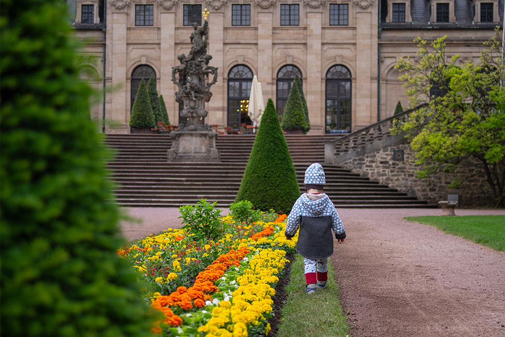 Tristan läuft durch den Schlossgarten